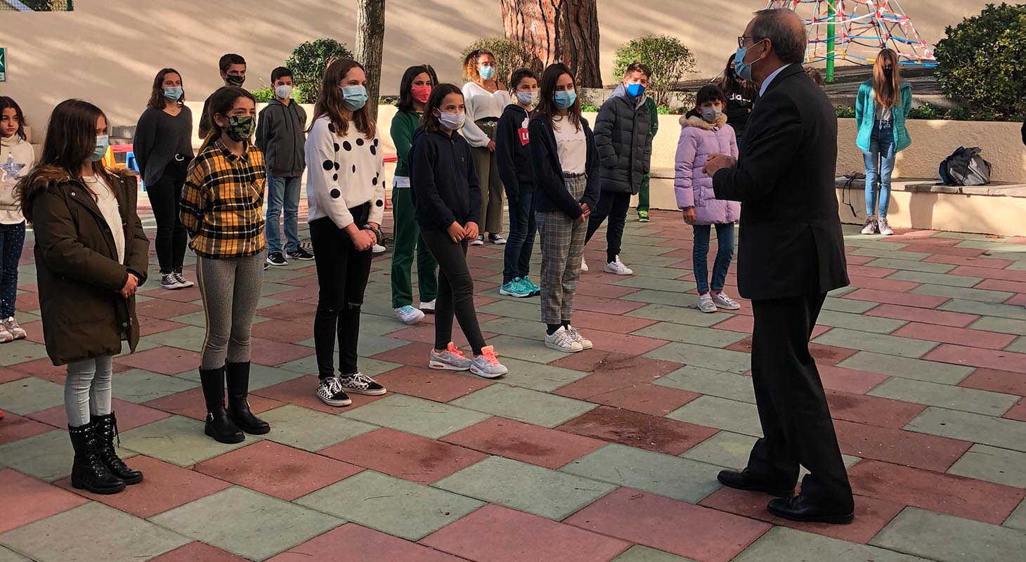 Bandeira Eco-Escolas hasteada com presença  de eco-delegados